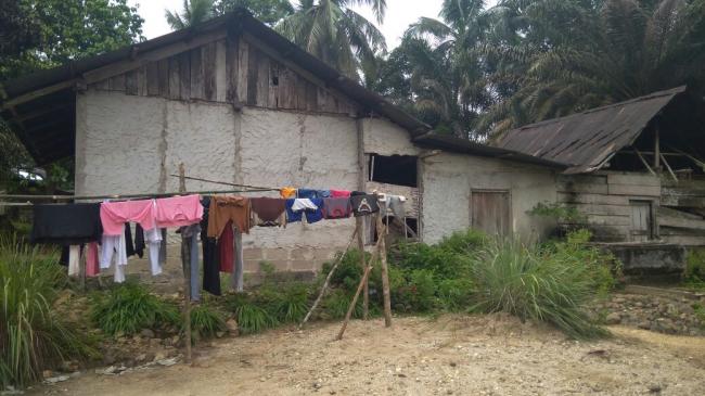 Mirisss.. Di Gubuk Reot, Nek Kida Bersama Anaknya Belum Bisa Bernapas Lega